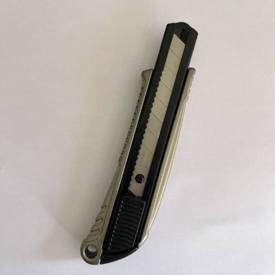 주문 잠금 메커니즘 18mm 용도 칼 L704 부드럽고 안전한 절단 도구 온라인 제조