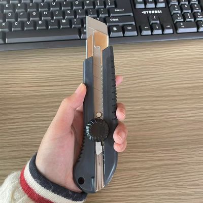 25mm 블랙 플라스틱 손잡이 스냅 오프 유틸리티 칼 얇은 잎을 위한 로터리 잠금