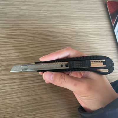 스냅 오프 블레이드 9mm 유틸리티 칼 플라스틱 손잡이와 1 블레이드 포함