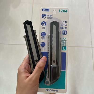 편리한 18mm 커터칼 L704, 100mm 칼날 길이, 내구성이 뛰어난 알루미늄 SK2 칼날